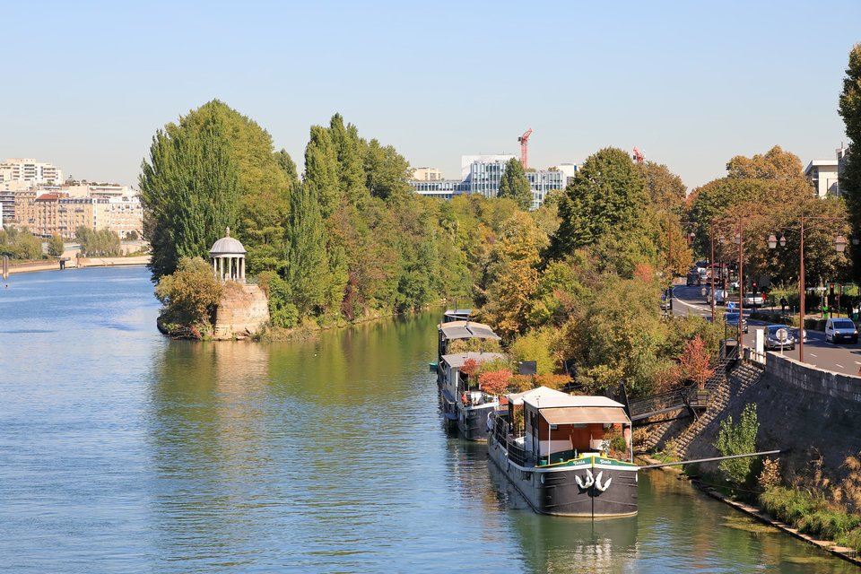 パリ　セーヌ川　木々　ボート　写真