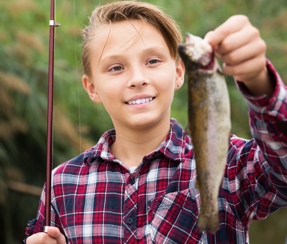 子供　男の子　鯉　釣り竿　写真