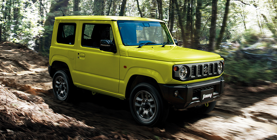 オフロードを走る4WD車