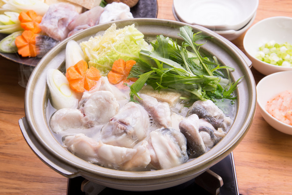 フグ鍋 フグ切り身 ネギ 白菜 人参 水菜 薬味 皿 鍋 ガスコンロ 写真