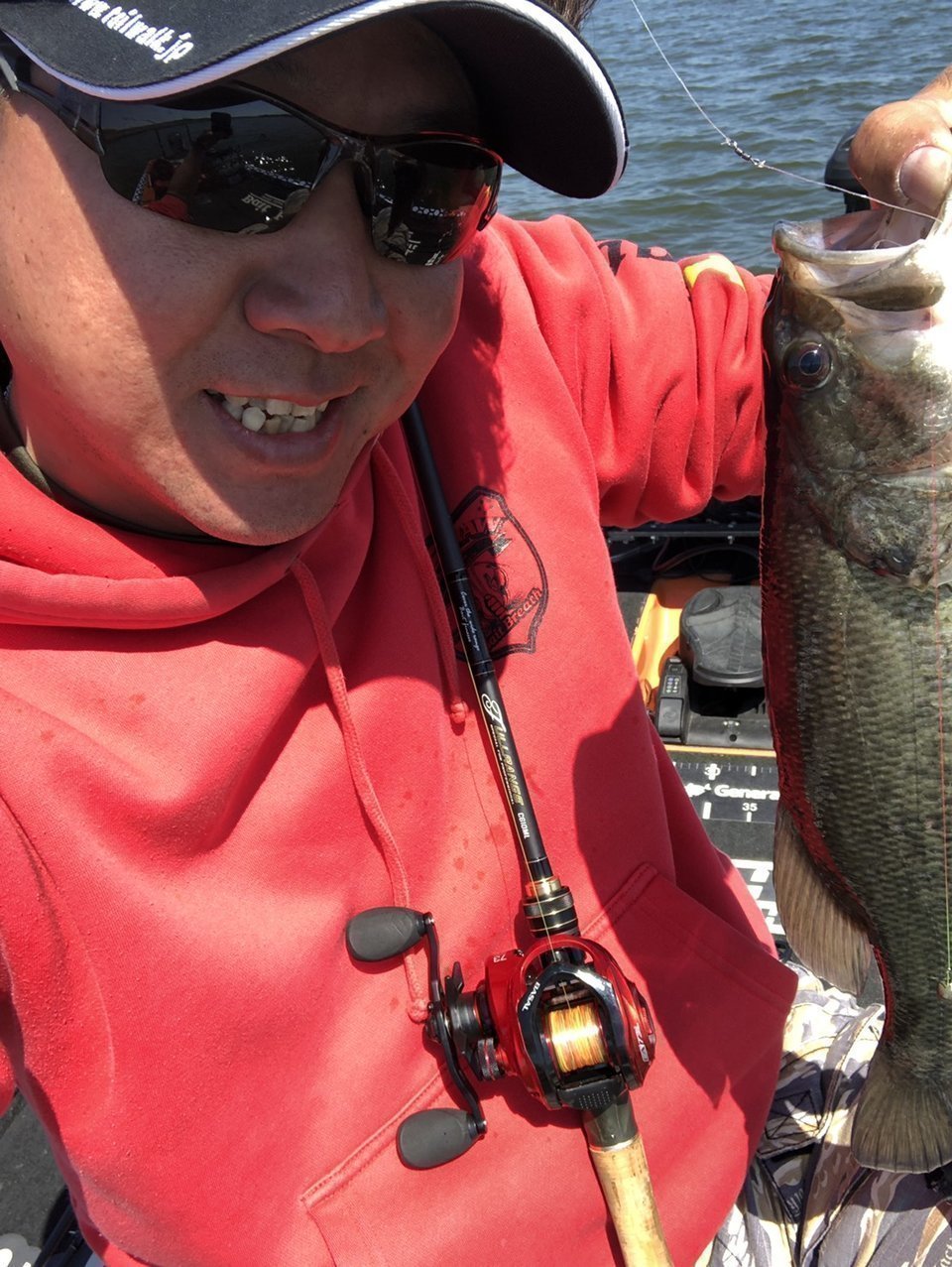 バサルを使用して釣り上げたバスと井上泰徳プロの写真