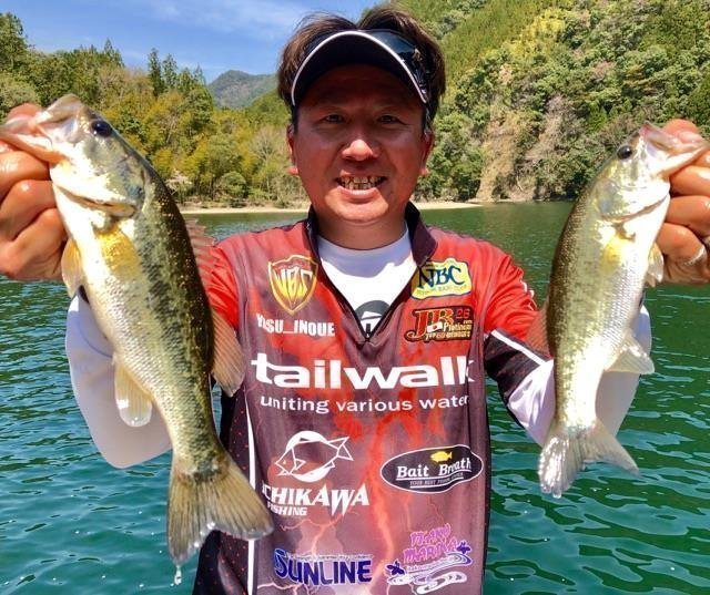 バサルを使ってバスを釣り上げた井上泰徳プロの写真