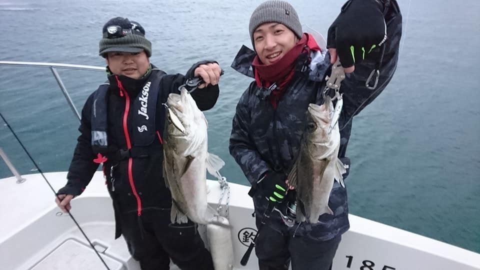 ボートシーバス　釣り人　写真