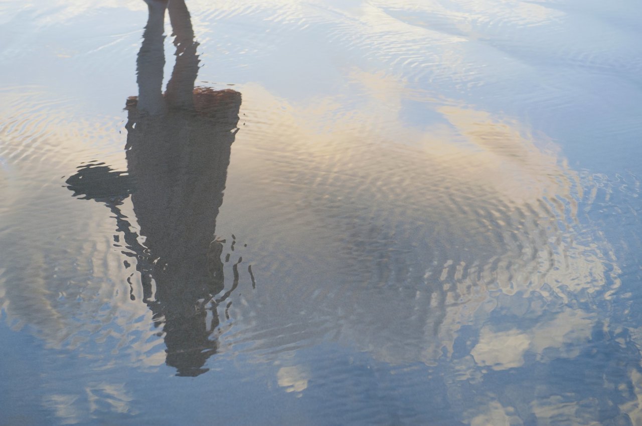 水面に映る人影の写真