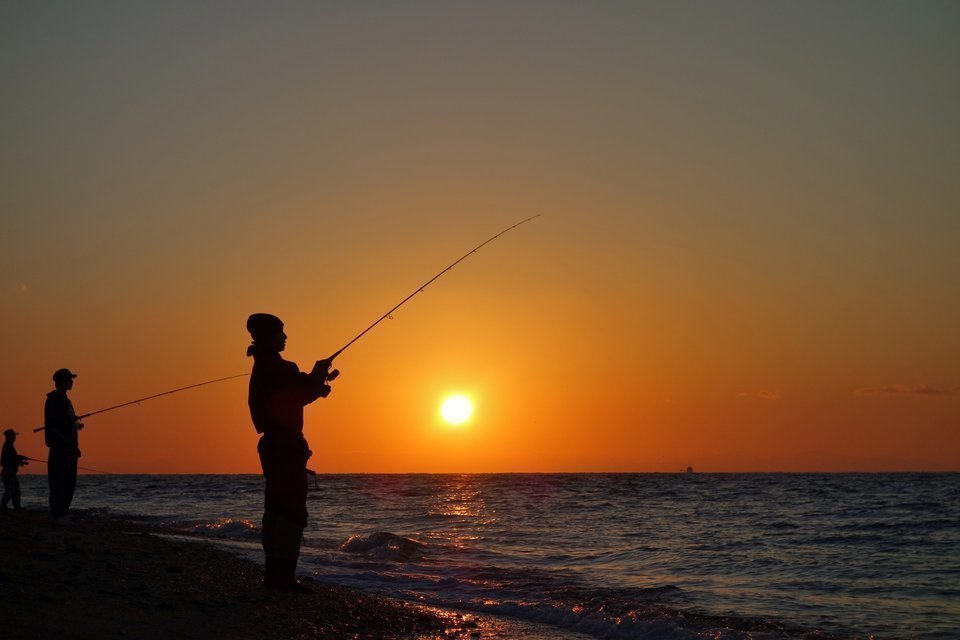サーフから釣りを楽しむ男性の写真