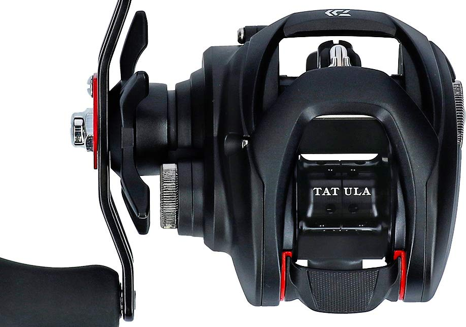 ダイワのベイトリールのアップ写真