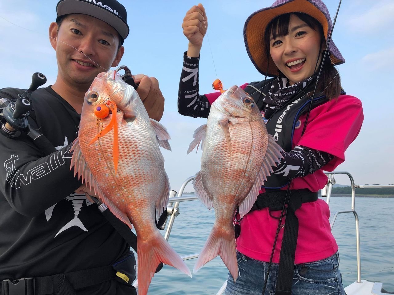 女性と男性がタイラバでマダイ釣りをしている写真