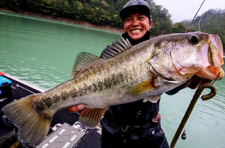 バス　ワーム　釣り人　写真