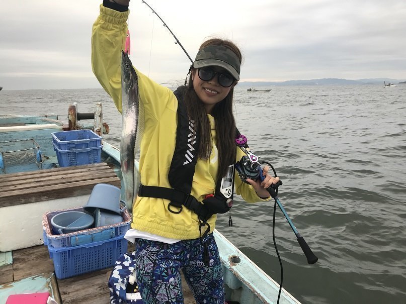 女性　タチウオ　海　写真