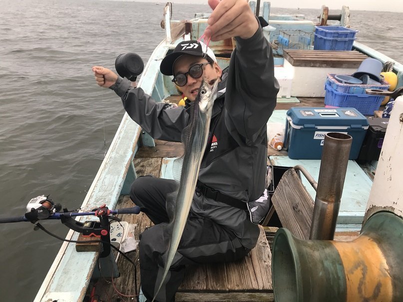 男性　タチウオ　釣り　写真