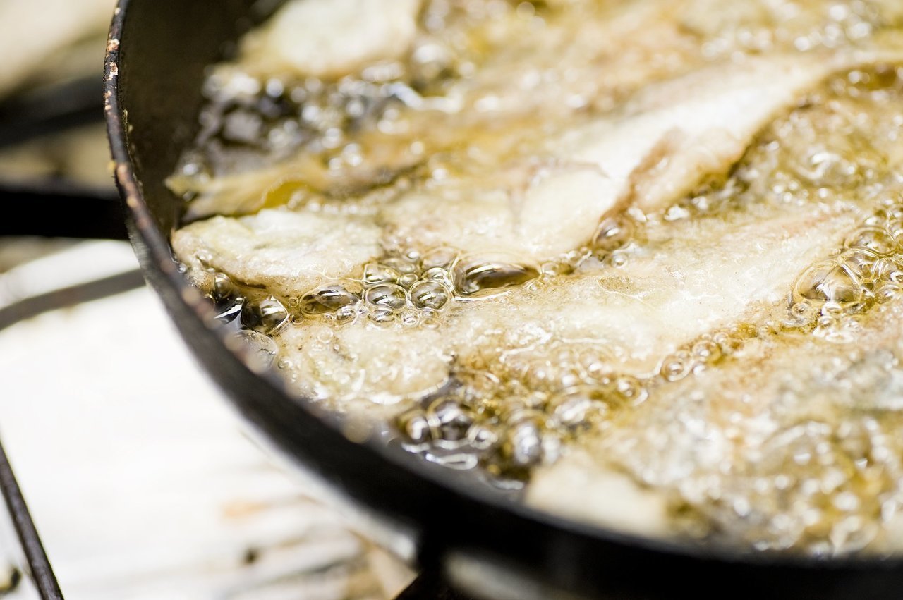 魚を揚げる写真