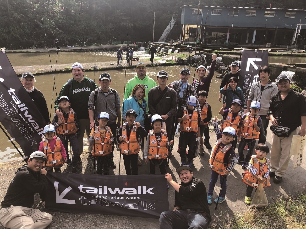 親子での釣りイベントの集合写真