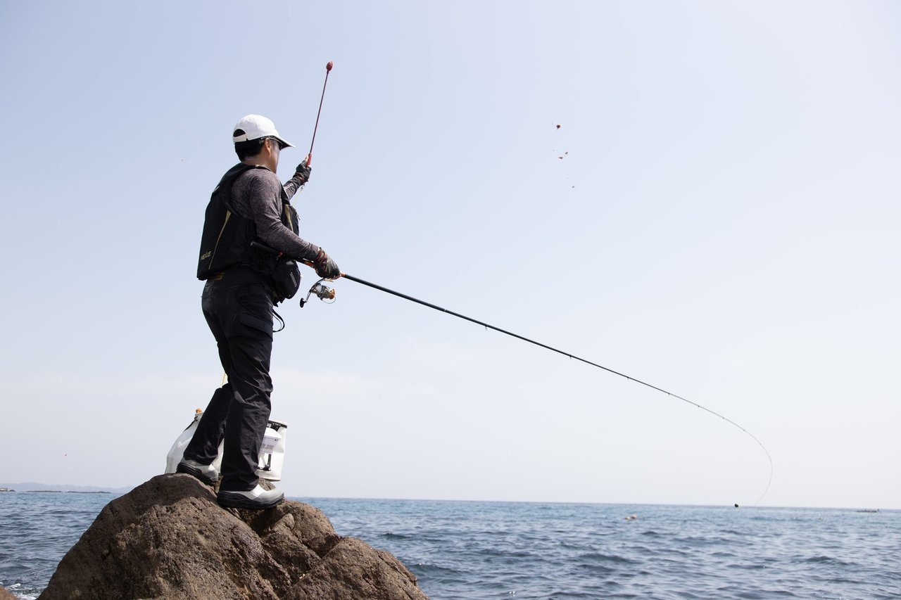 磯釣りをする釣り人の写真