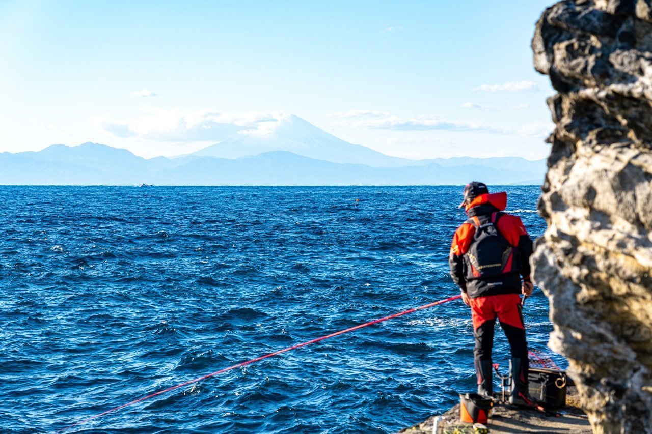 磯竿と釣り人の写真