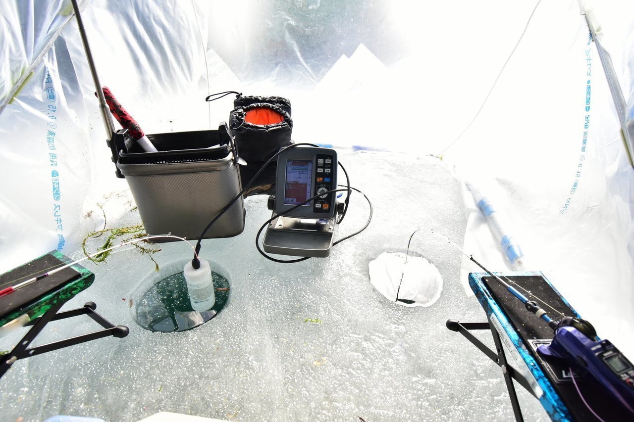 ワカサギ釣り用テント内の写真