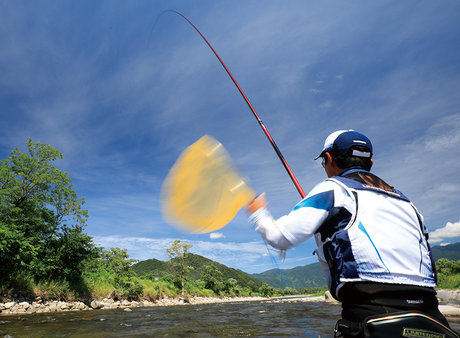 鮎竿とアングラーのアップ写真