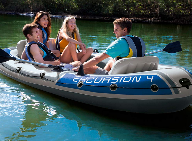 ゴムボートにライフジャケットを着て乗り込んでいる写真