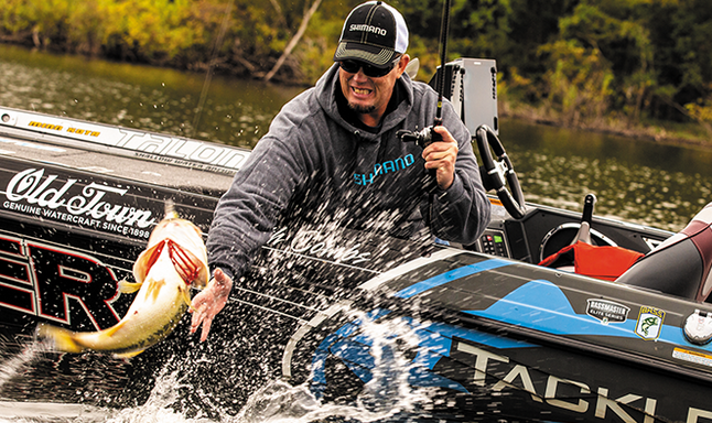 アングラーとバスのアップ写真