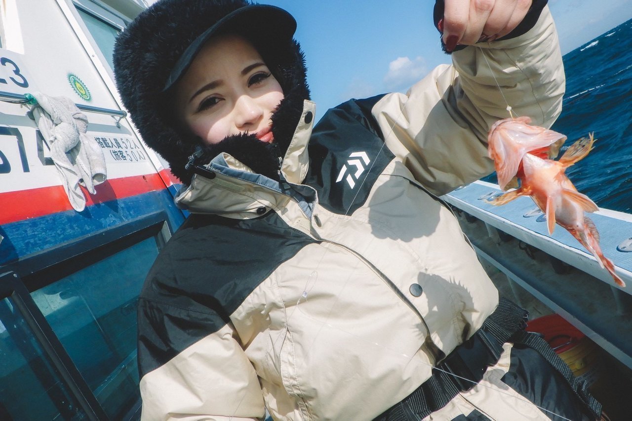 カサゴを持つ釣り人の写真