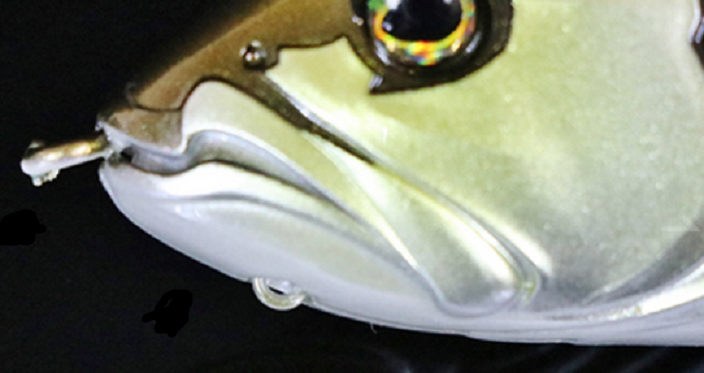 アゴ下に付けられたシンカーアイのアップ写真