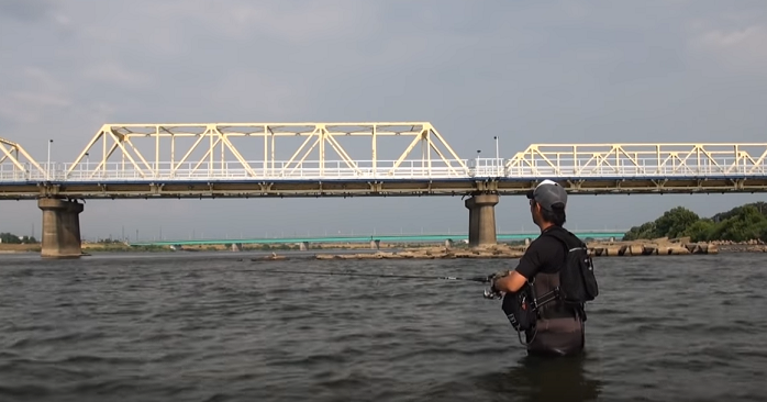 ウエーディングでシーバスを狙っている写真