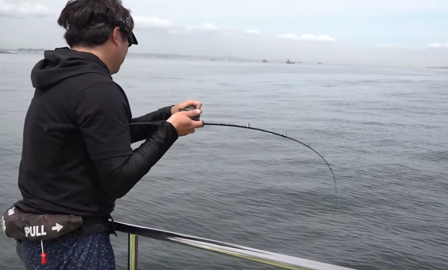 タチウオジギングを楽しむアングラーの写真