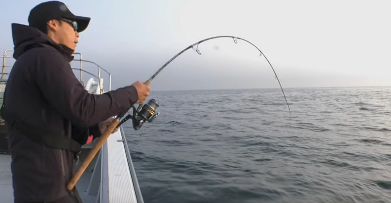 ジギングでヒラマサを狙っているアングラーの写真