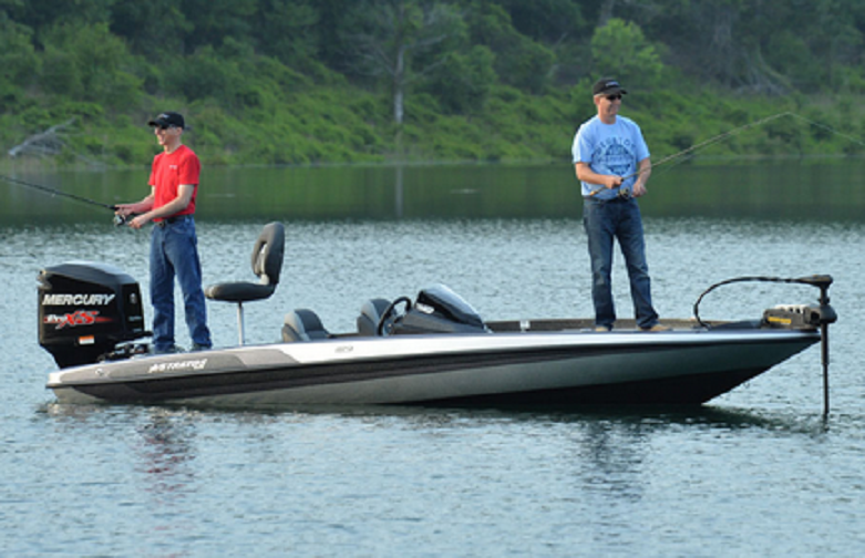 バスボートに乗って釣りをしている写真