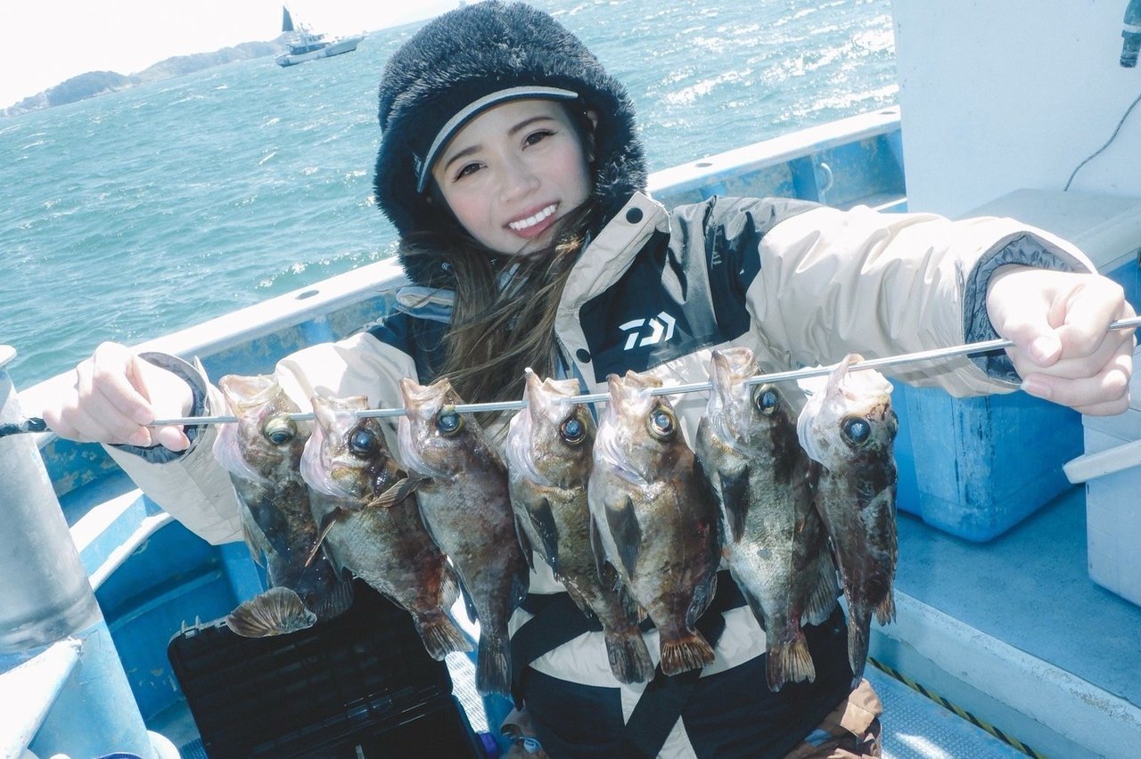 メバルを持つ釣り人の写真