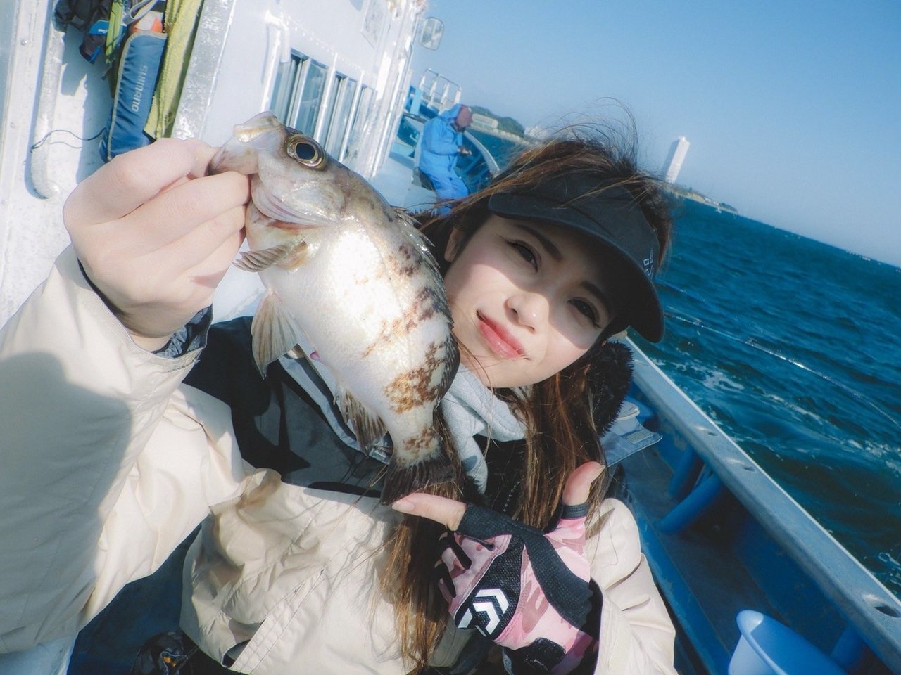 カサゴを持つ釣り人の写真