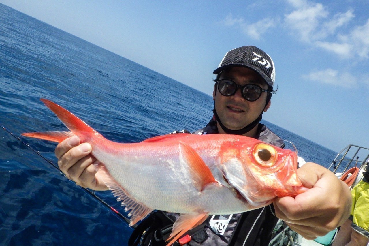 釣り人とキンメダイの写真