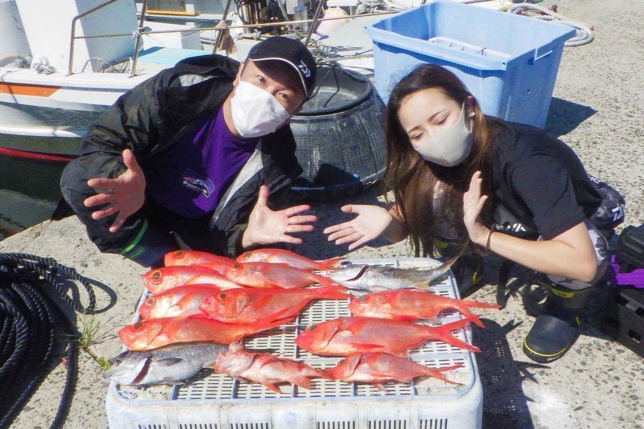 釣り人とキンメダイの写真