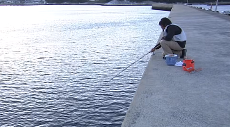 堤防で釣りをするアングラー