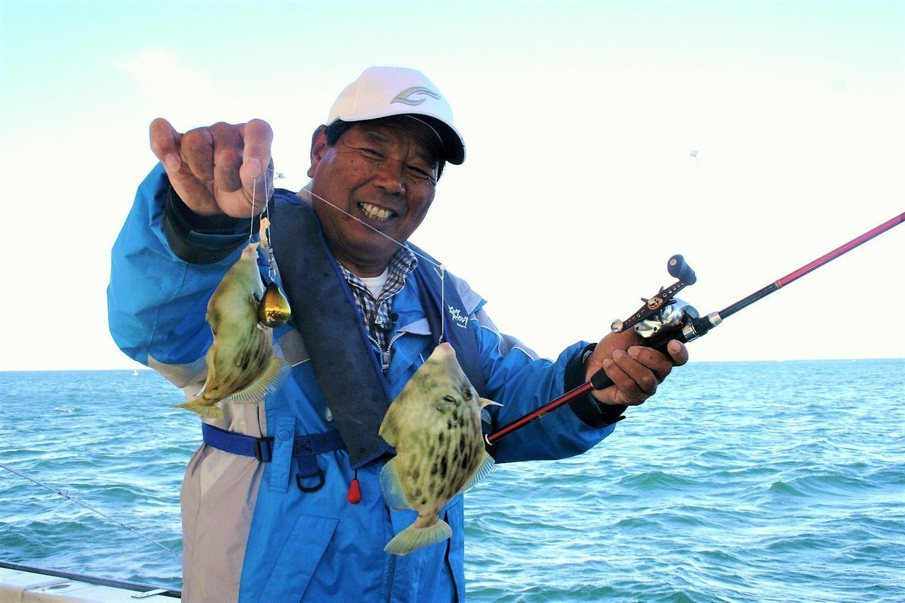 カワハギと釣り人の写真