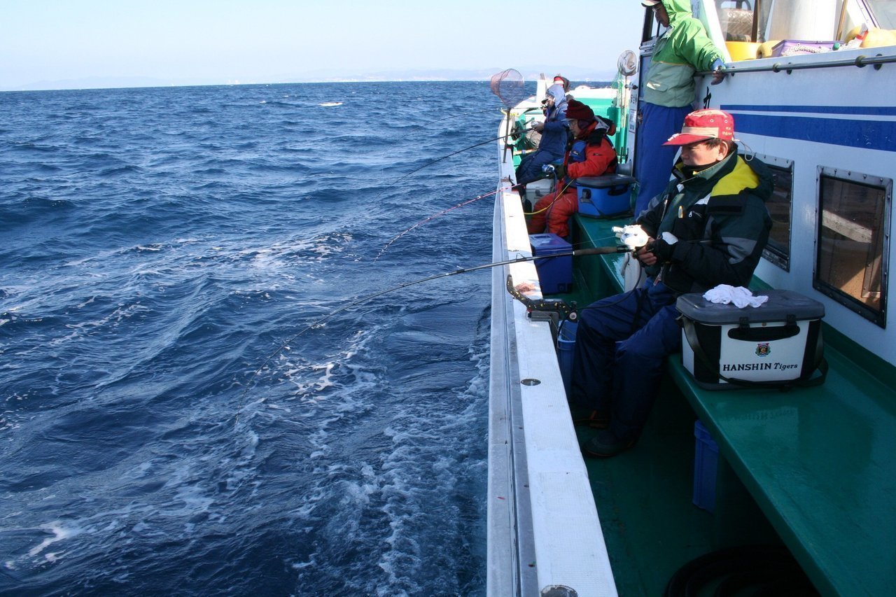 カサゴ釣りに出かける釣り船の写真