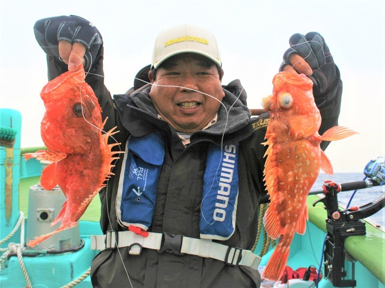 カサゴを釣り上げた今井浩次さんの写真