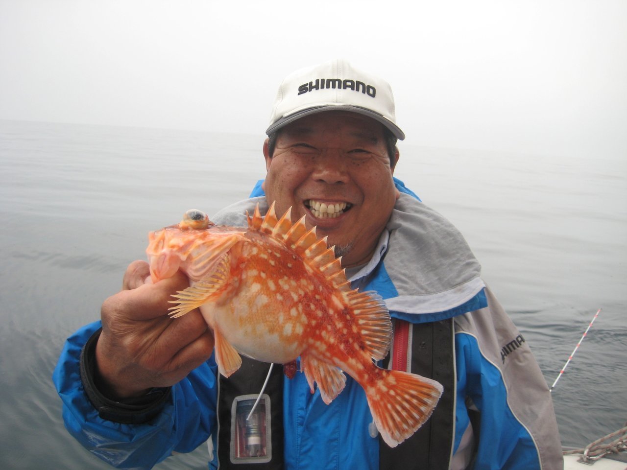 カサゴを釣り上げた今井浩次さんの写真