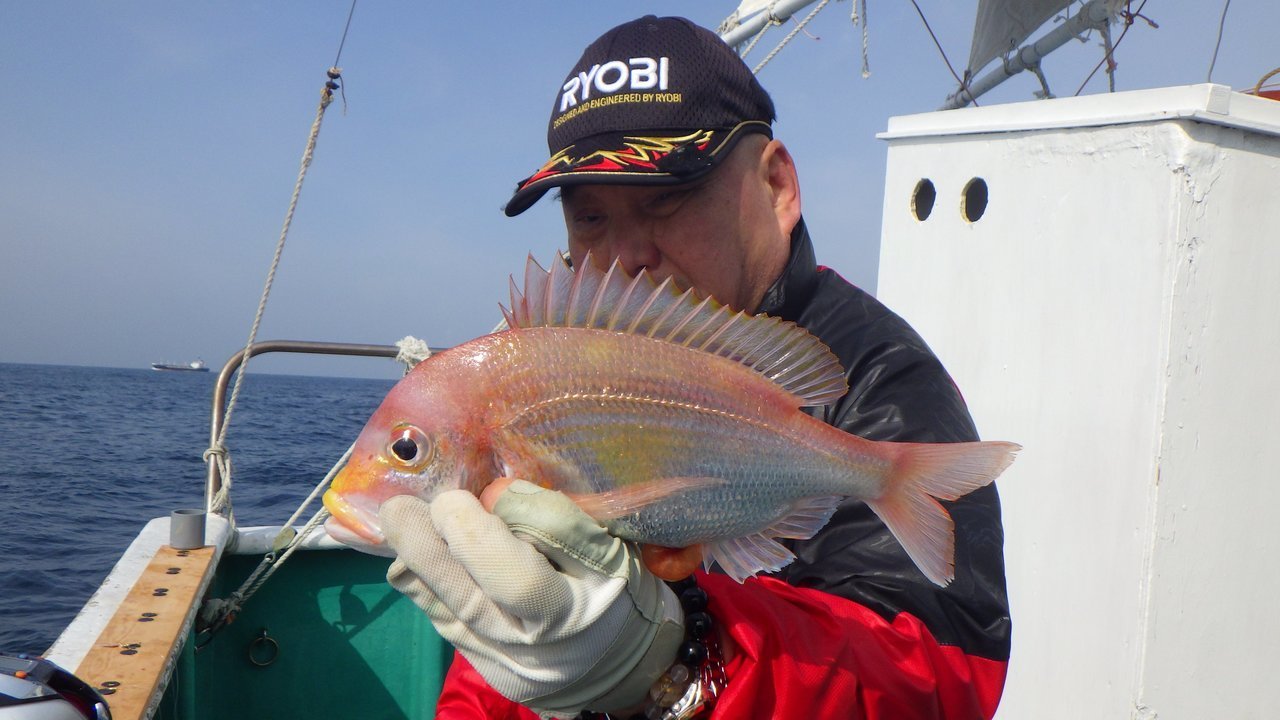 キダイを釣る釣り人