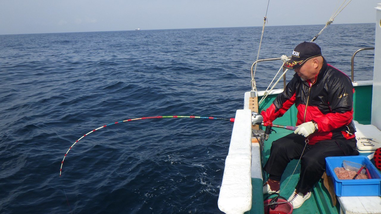 キダイを釣る釣り人