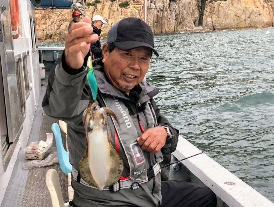 アオリイカを釣りに行こう バーチカルエギングでのアオリイカの釣り方やタックル 食べ方までご紹介します