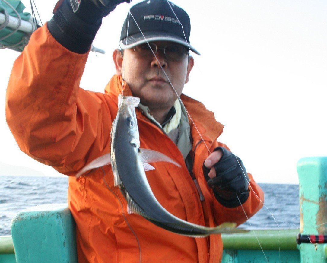 ムロアジと釣り人の写真