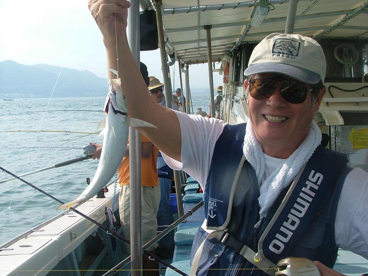 ムロアジと釣り人の写真