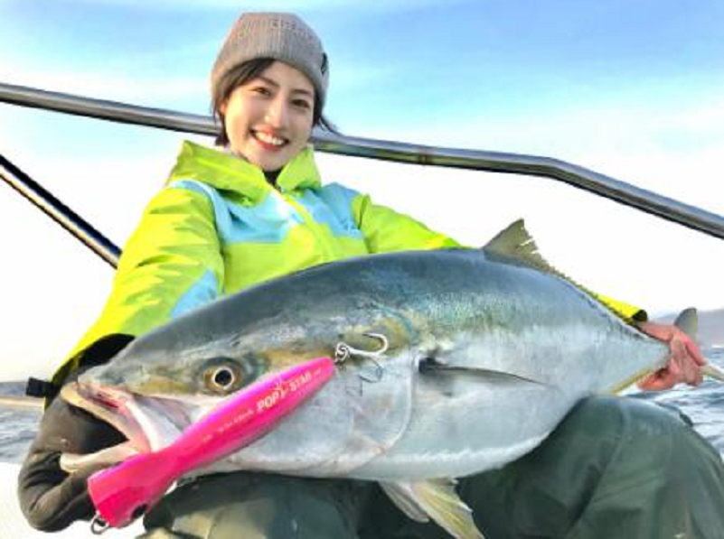 ルアーと魚のアップ写真