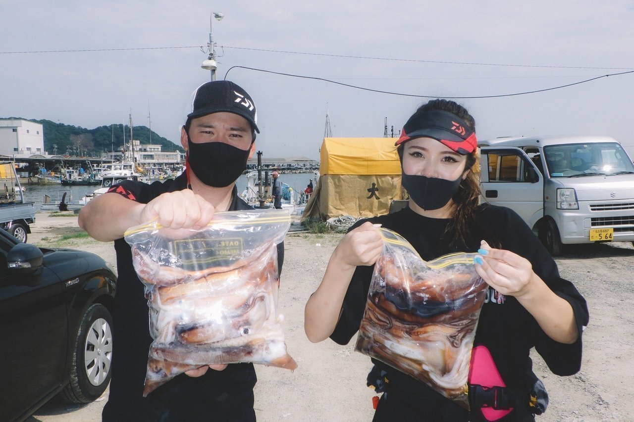 釣り人とスルメイカの写真