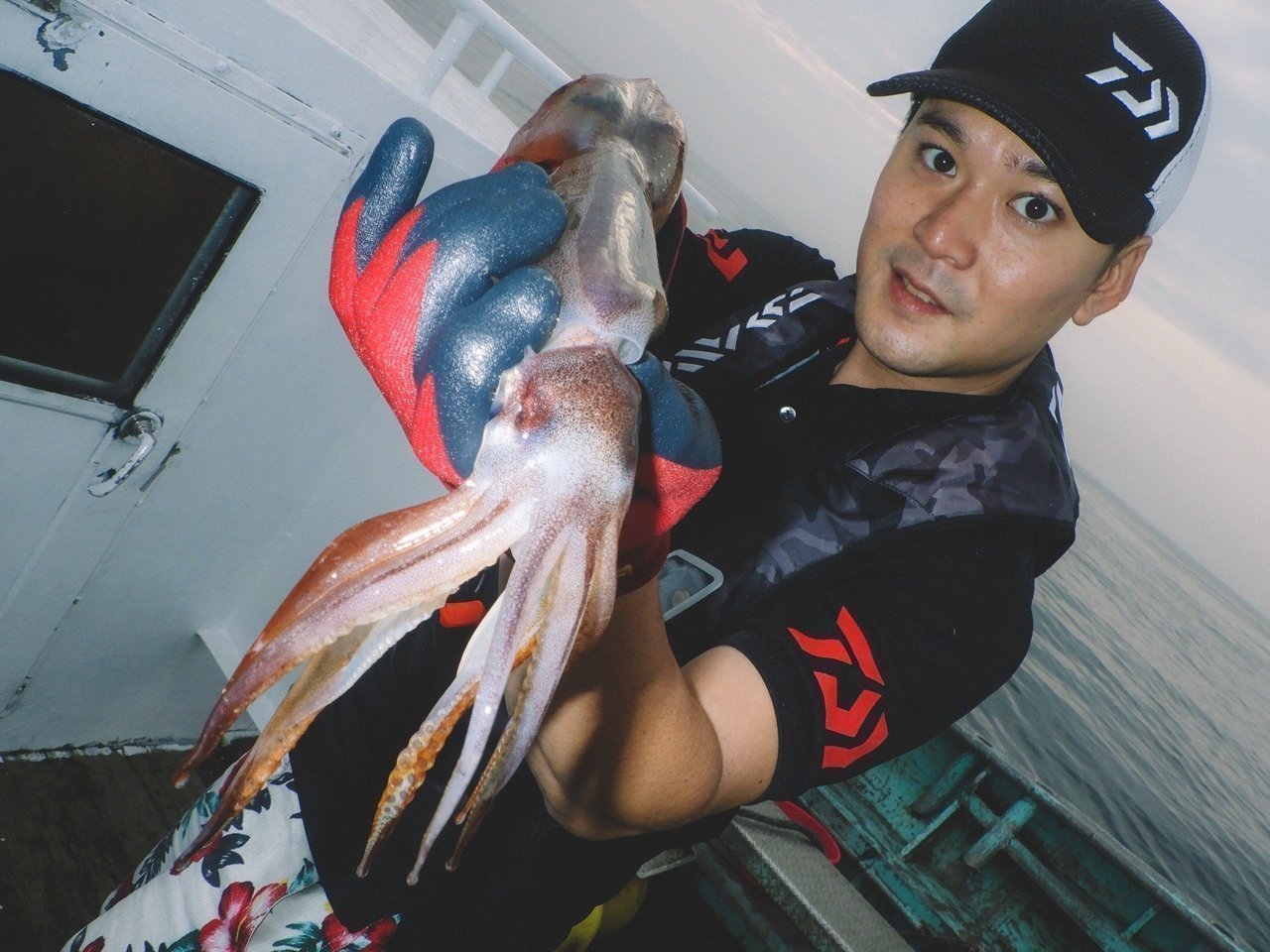 釣り人とスルメイカの写真