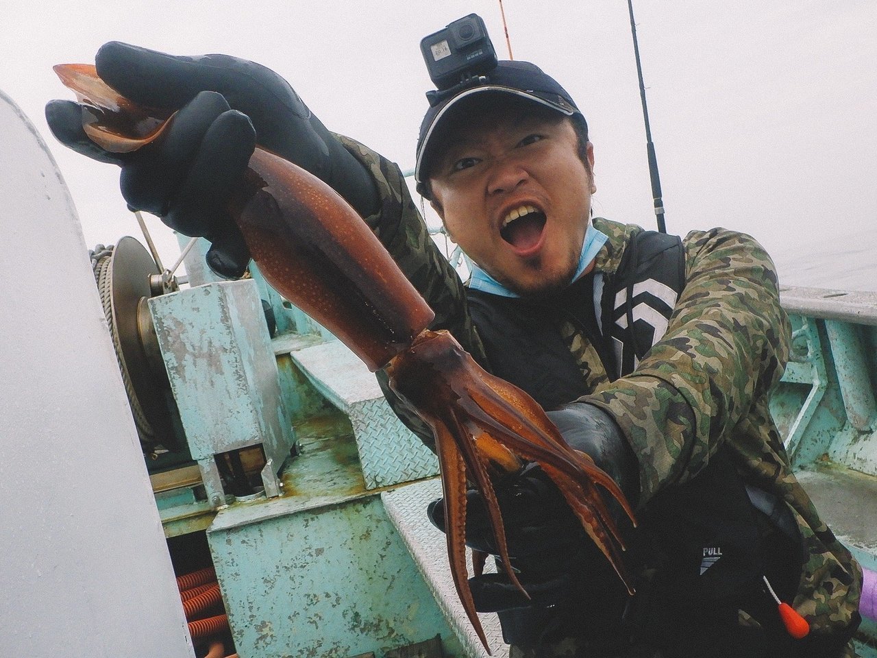 釣り人とスルメイカの写真