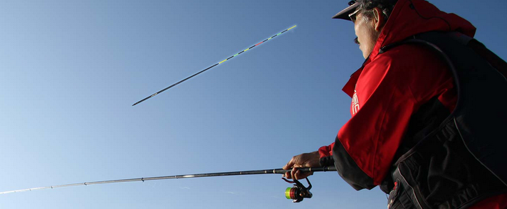 ウキと釣り人のアップ写真