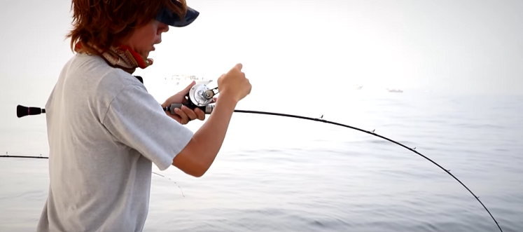 ロッドとアングラーのアップ写真