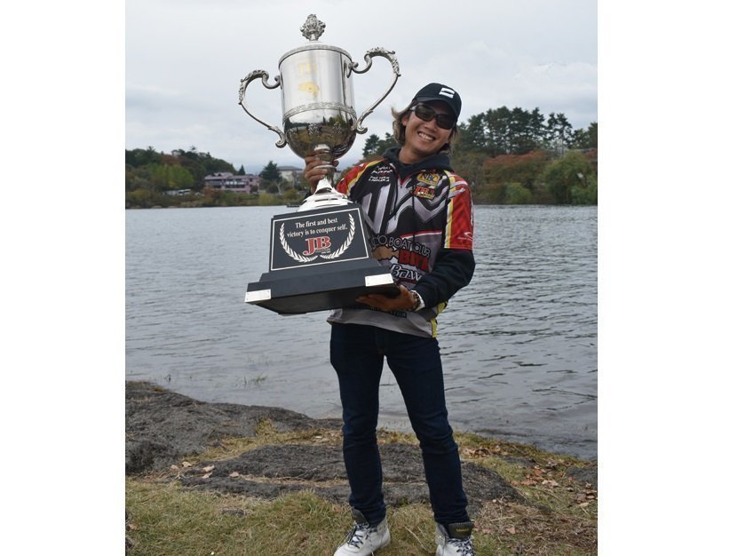 釣り人がトロフィを持つ写真