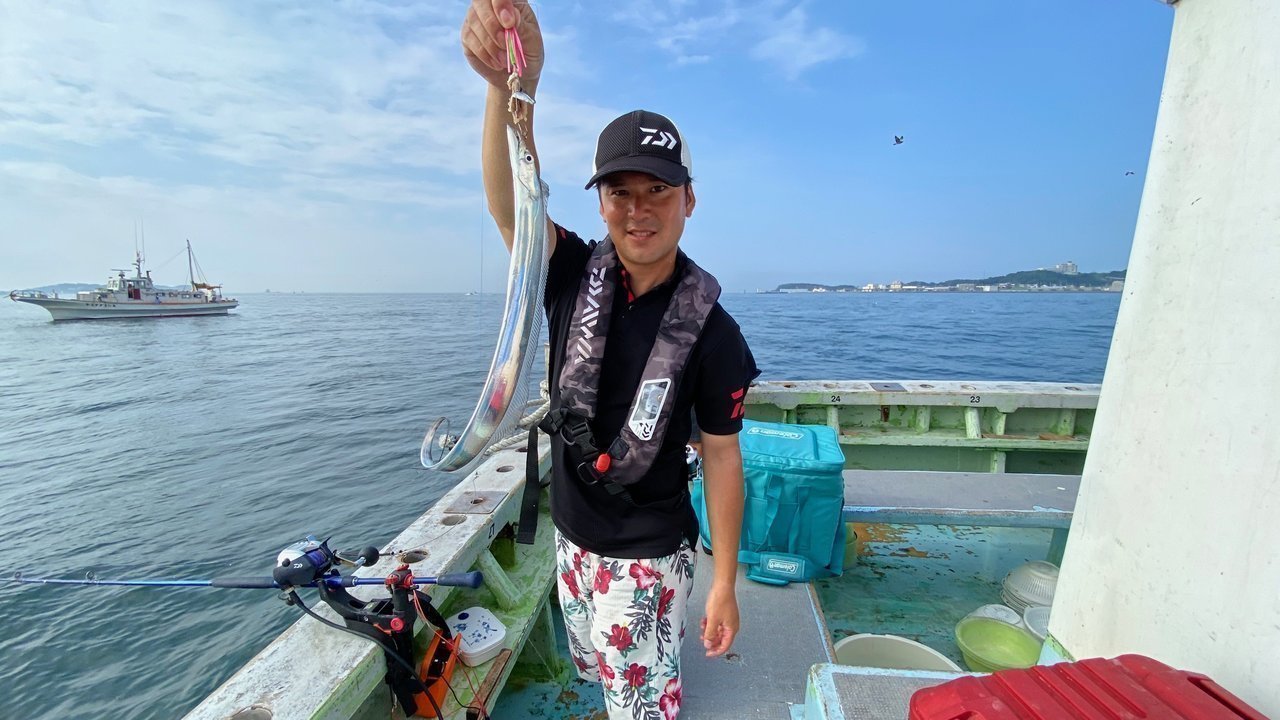 釣り人とタチウオの写真